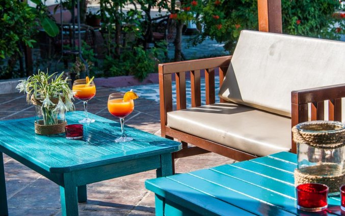 Zitgedeelte buiten van Hotel Zante Nest op Zakynthos