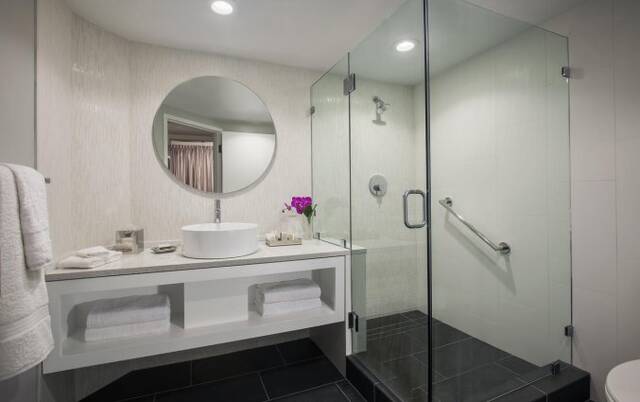 Badkamer van een tweepersoonskamer van Resort B and Spa Lake Buena Vista in Orlando