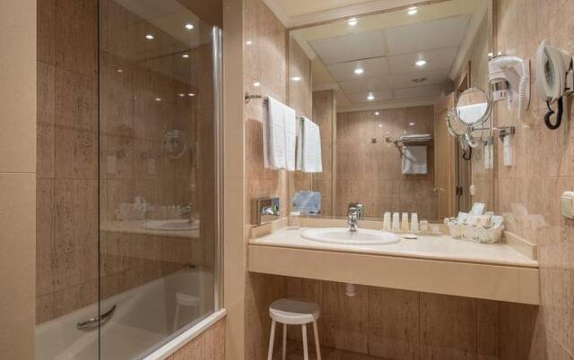 Badkamer van een tweepersoonskamer van Hotel Vincci Lys in Valencia