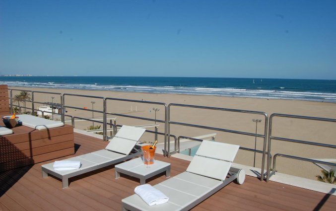 Dakterras met uizicht op het strand van Hotel Neptuno in Valencia