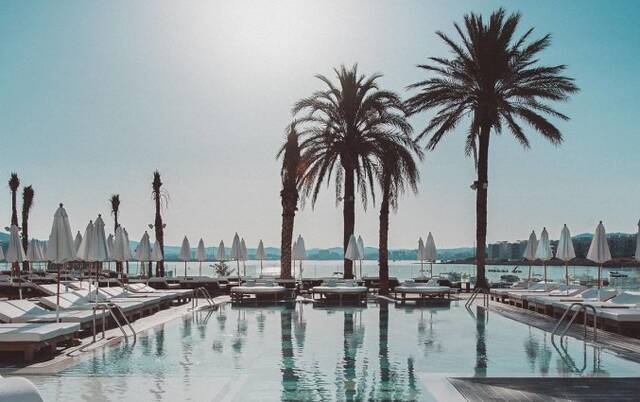 Buitenzwembad van Hotel Amare Beach op Ibiza