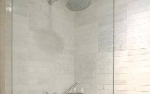 badkamer in kamer van hotel & pool McCarren New York