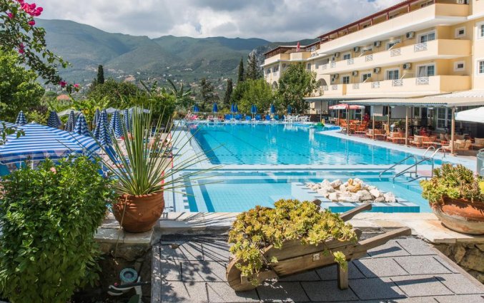 Zwembad van hotel Koukounaria in Zakynthos