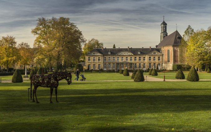 Gebouw met tuin van Hotel Château St. Gerlach in Limburg