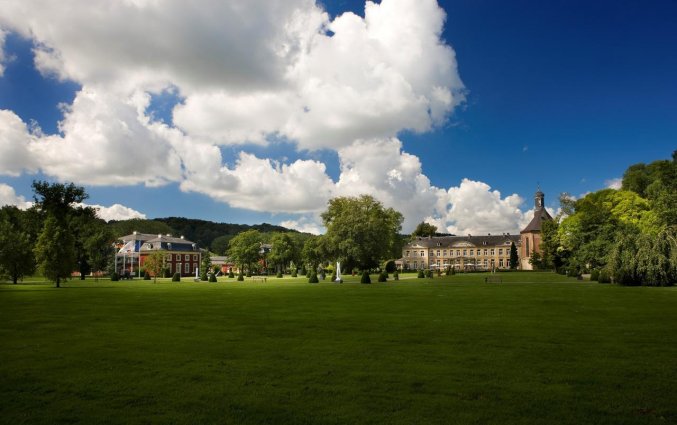 Gebouw met tuin van Hotel Château St. Gerlach in Limburg