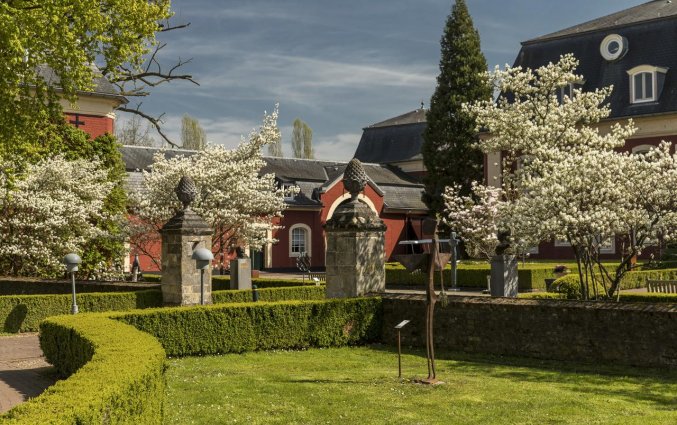 Gebouw met tuin van Hotel Château St. Gerlach in Limburg