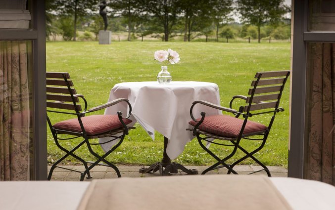 Terras van een tweepersoonskamer van Hotel Château St. Gerlach in Limburg