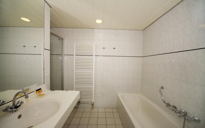 Badkamer met bad in Fletcher Landgoed Renesse Nederlandse Kust