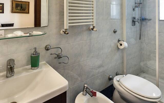 Badkamer van een tweepersoonskamer van Bed & Breakfast Art Suite Principe Umberto in Napels