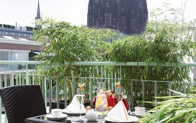 Terras van Hotel Lindner Dom Residence in Keulen