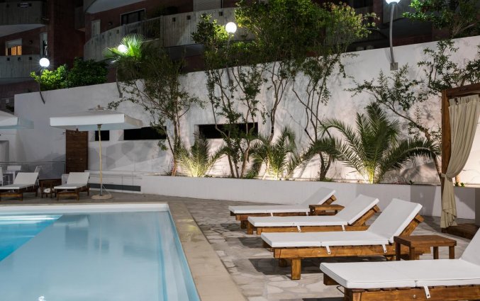 Ligbedjes bij het zwembad van Hotel Seven Suite in Puglia