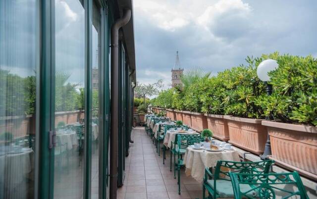 Terras van Hotel Palladium Palace Rome