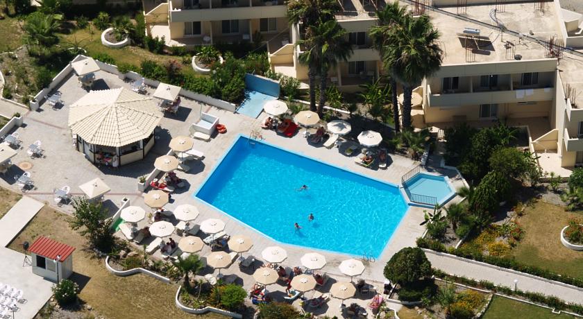 Buitenzwembad van Hotel Olive Garden op Rhodos