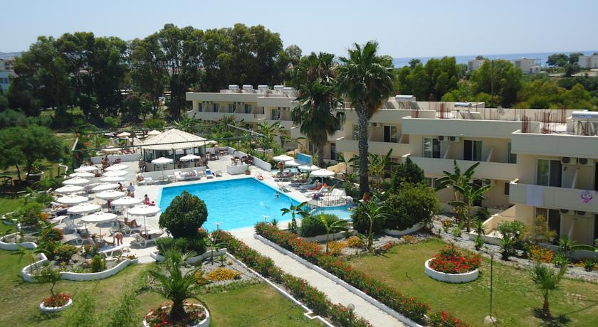 Buitenzwembad van Hotel Olive Garden op Rhodos