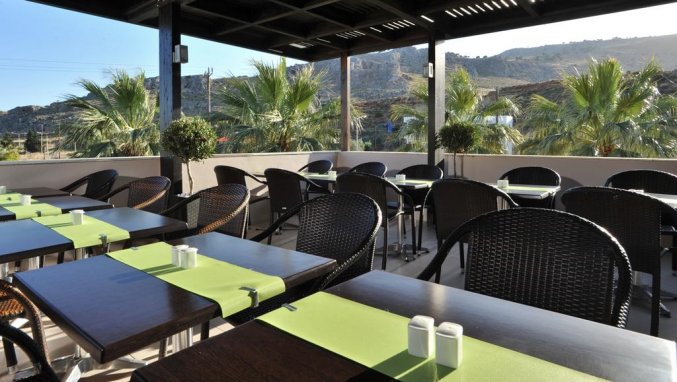 Terras van Hotel Olive Garden op Rhodos