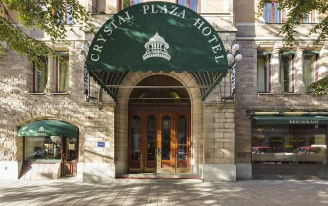 Ingang van Hotel Crystal Plaza in Stockholm