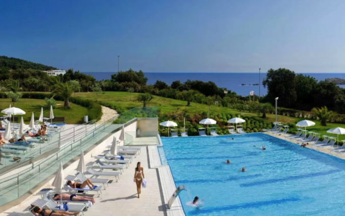 Buitenzwembad van Hotel Valamar Lacroma in Dubrovnik