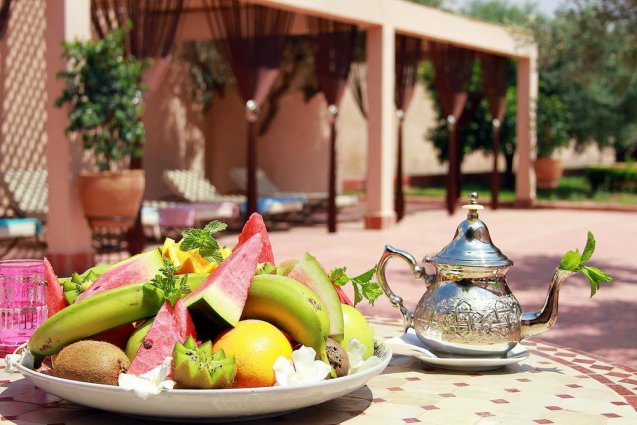 Fruitschaal in de tuin van Riad La Maison Des Oliviers Marrakech