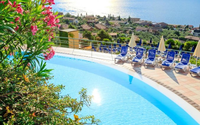 Zwembad met ligbedden van Hotel San Pietro Gardameer