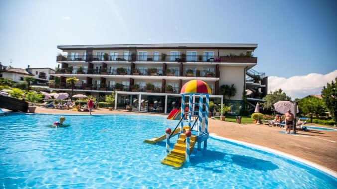 Buitenzwembad van Hotel Bella Italia Gardameer