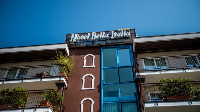 Voorzijde van Hotel Bella Italia Gardameer