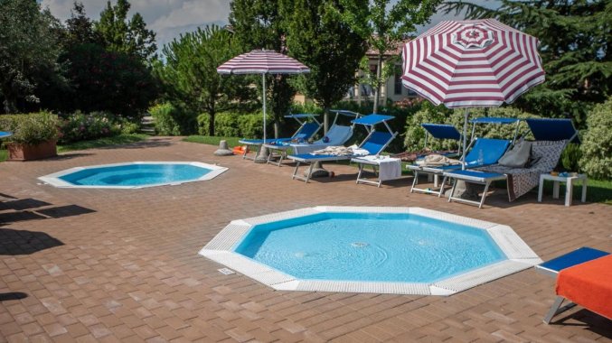 Zwembad van Hotel Bella Italia Gardameer