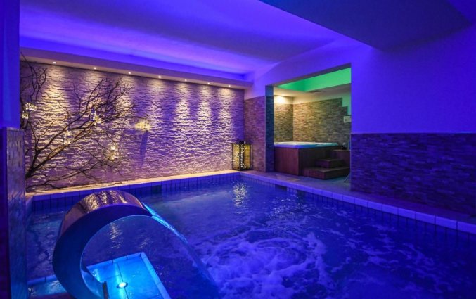 Binnenzwembad en jacuzzi van Hotel Oliveto Gardameer