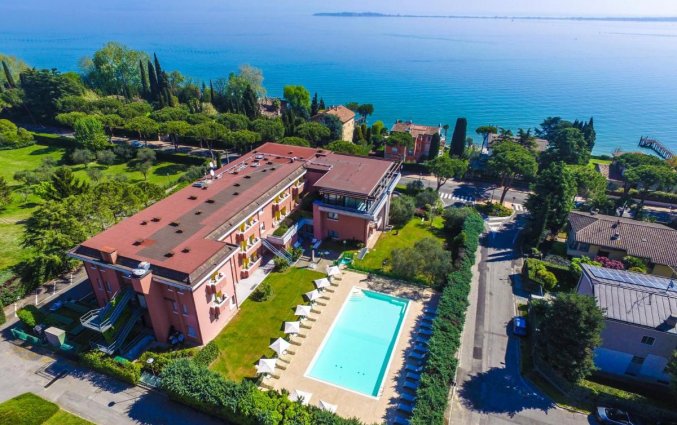 Buitenkant en buitenzwembad van Hotel Oliveto Gardameer
