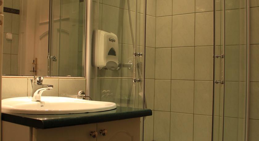 Badkamer van een tweepersoonskamer van hotel Baross City in Budapest