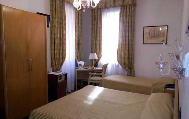 Tweepersoonskamer van Hotel Gorizia a la Valigia in Venetie