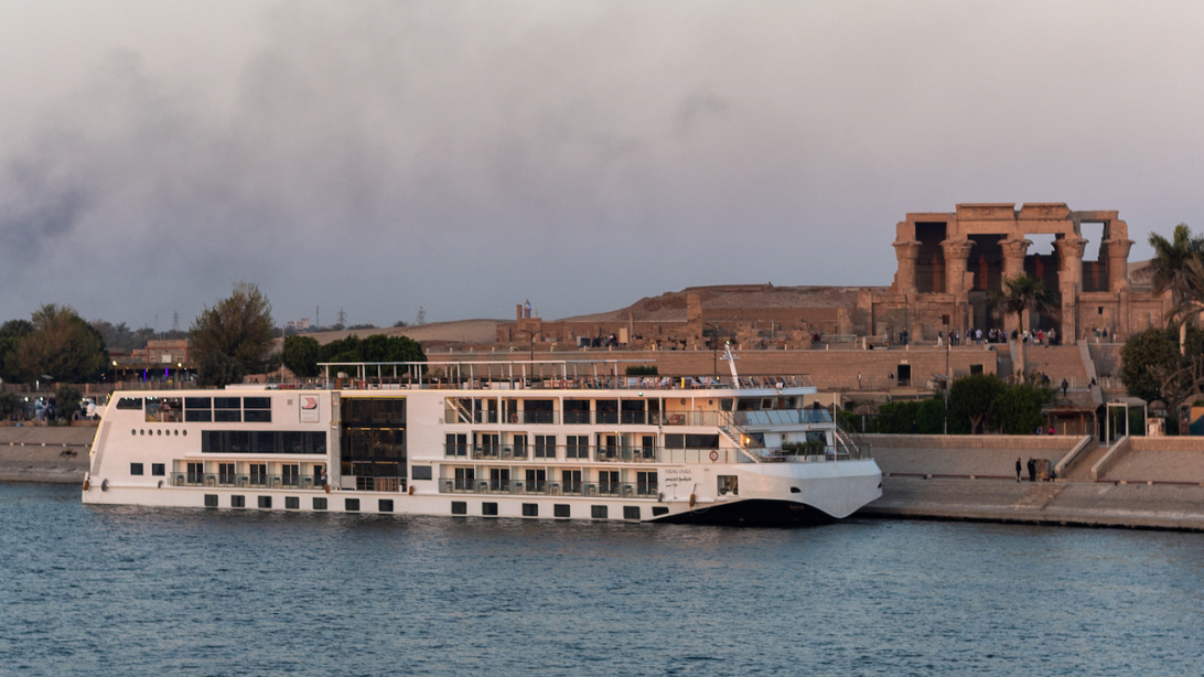 cruiseschip bij de tempel