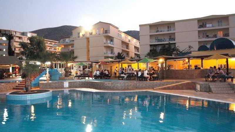 Eri Beach & Village Hotel terras