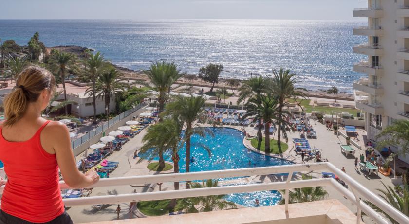 Uitzicht vanaf balkon van kamer in Aparthotel Playa Dorada op Mallorca