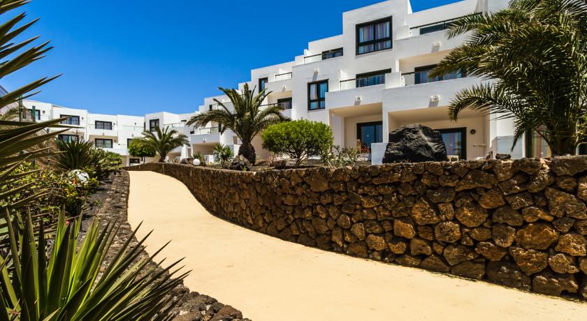Buitenkant met entree pad van Appartementen BlueBay Lanzarote