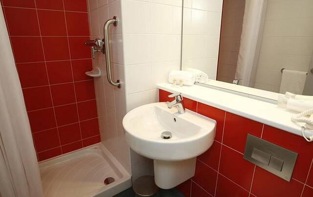 Badkamer van een tweepersoonskamer van Hotel Travelodge Poblenou in Barcelona