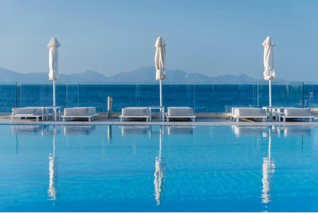 Dimitra Beach Hotel & Suites ligbedden 