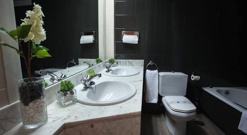 Badkamer met wc van hotel Cortezo in Madrid