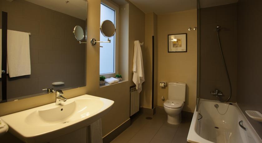 Badkamer van standaard kamer van hotel Cortezo in Madrid