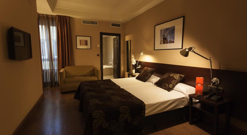 Tweepersoonsbed in standaard kamer van hotel Cortezo in Madrid