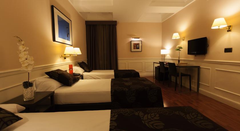 Tweepersoonskamer met donkerlicht van hotel Cortezo in Madrid