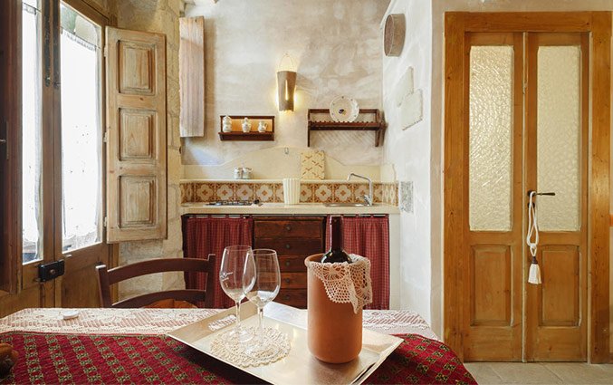 Eetkamer met fles wijn en wijnglazen Hotel Borgoterra in Puglia