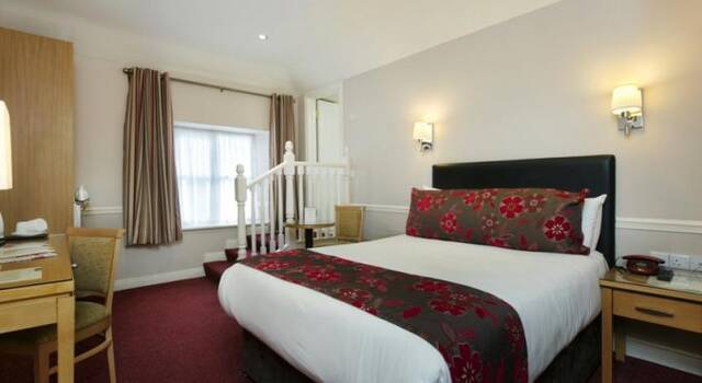 Tweepersoonsbed van hotel Harcourt in Dublin