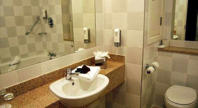 Badkamer van een tweepersoonskamer van Maldron Hotel Parnell Square in Dublin