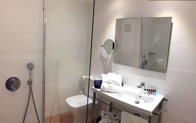 Badkamer van hotel Tres Torres op Ibiza