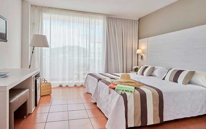 Tweepersoonsbed in hotel Tres Torres op Ibiza