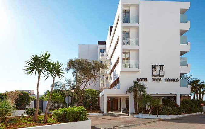 Voorkant hotel Tres Torres op Ibiza