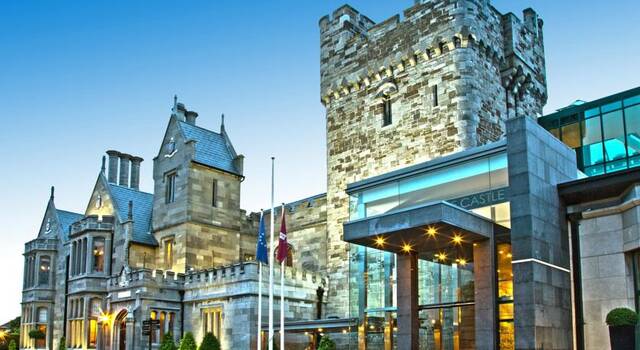Vooraanzicht van Hotel Clontarf Castle in Dublin