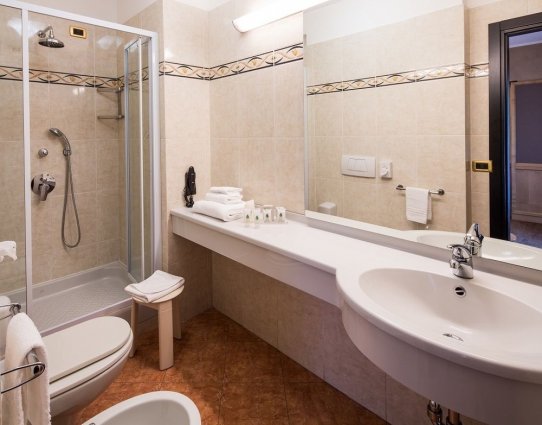 Badkamer van een tweepersoonskamer van Hotel Best Western Luxor in Turijn