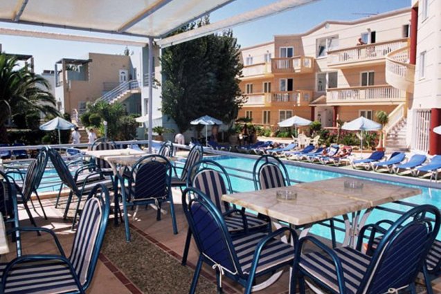 Buitenzitjes van appartementen Furtura vakantie Kreta
