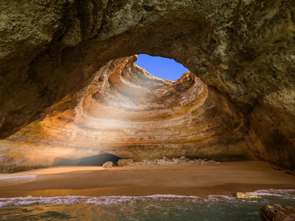 Zonnestralen door Rots Portugal